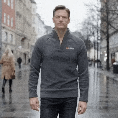 5. Un col montant et un quart de zip pour un confort réglable